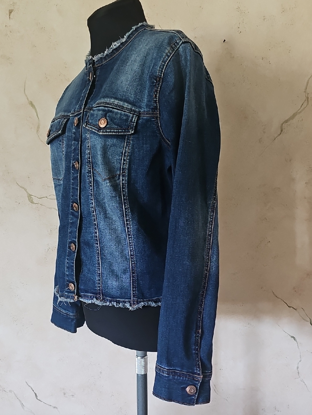 Kensie Jeans Frayed Neckline & Hem Faded Blue Denim Jean Jacket Women's Medium - Picture 3 of 13